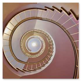 Innenaufnahme der Wendeltreppe im Café Glockenspiel am Marienplatz in München, fotografiert von unten. Die spiralförmig gewendelte Treppe aus Holz mit geschwungenem Geländer führt zum Obergeschoss, Oberlicht am Treppenende erzeugt weiches, diffuses Licht. Ideal für SEO-Stichworte wie Wendeltreppe, Spiral­treppe, Café Glockenspiel, Marienplatz, München, Architekturfotografie, Innenarchitektur und Treppendesign.