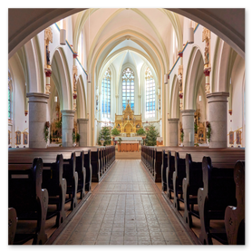 Innenaufnahme der Stadtpfarrkirche Traun in Oberösterreich: Blick entlang des zentralen Kirchenschiffs zum reich verzierten Altar, umrahmt von symmetrischen Holz­bänken, steinernen Säulen und gotischen Spitzbögen. Im oberen Bereich leuchten farbige Kirchenfenster, durch die diffuses Tageslicht in den sakralen Raum fällt. Ideal für SEO-Stichworte wie Stadtpfarrkirche Traun, Traun, Oberösterreich, Kircheninterieur, gotische Architektur, Sakralbau und Kirchenfotografie.