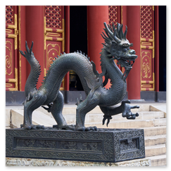 Dynamisch geformte Drachenstatue mit geöffnetem Maul, gesträubter Mähne und ausgestreckten Klauen auf verziertem Sockel; dahinter rote Säulen und reich verzierte goldene Türen eines traditionellen chinesischen Bauwerks, die Szene verbindet mythologische Kraft mit kaiserlicher Architektur.