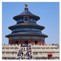 Himmelspagode mit blauer Kuppel auf gestufter Marmorterrasse, umgeben von Besuchern – ein Ort kaiserlicher Einkehr und öffentlicher Bewegung in Peking.