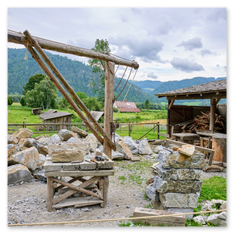 Handwerker beim Bau einer Höhenburg in Friesach mit mittelalterlichen Techniken – ohne moderne Maschinen, umgeben von Holzgerüsten und Steinmauern