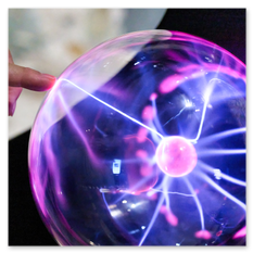 Plasmakugel mit leuchtenden Entladungen, von Hand berührt, Teil der künstlerischen Installation von André Heller im Weingut Taggenbrunn