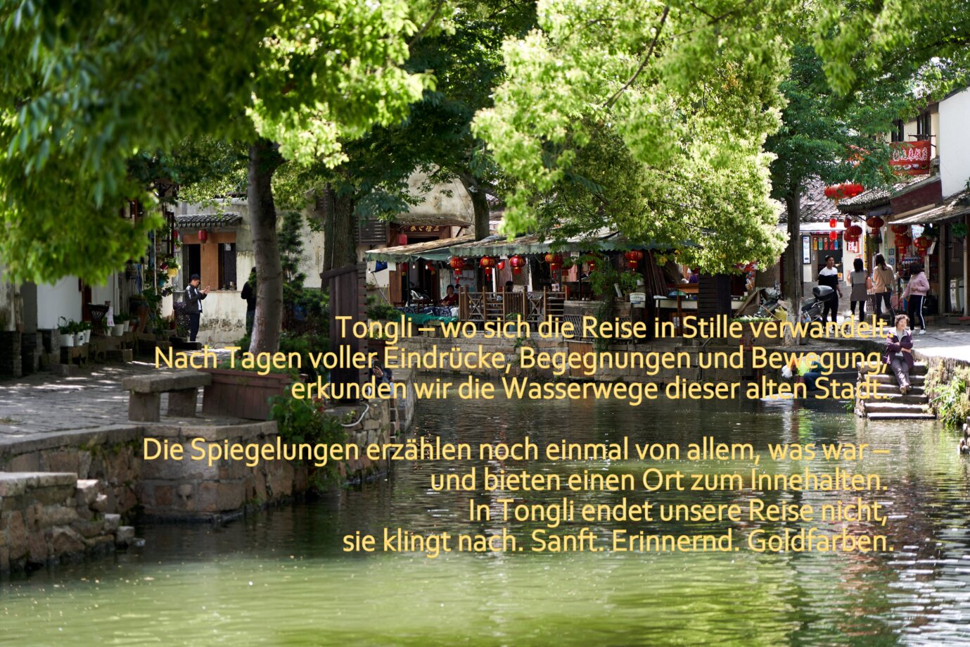 Tongli – Spiegelungen am Wasser Rote Laternen, alte Mauern und ruhige Kanäle prägen Tongli. Die Wasserstadt lädt zum Innehalten ein – ein Ort, an dem Eindrücke nachklingen und die Seele atmet.