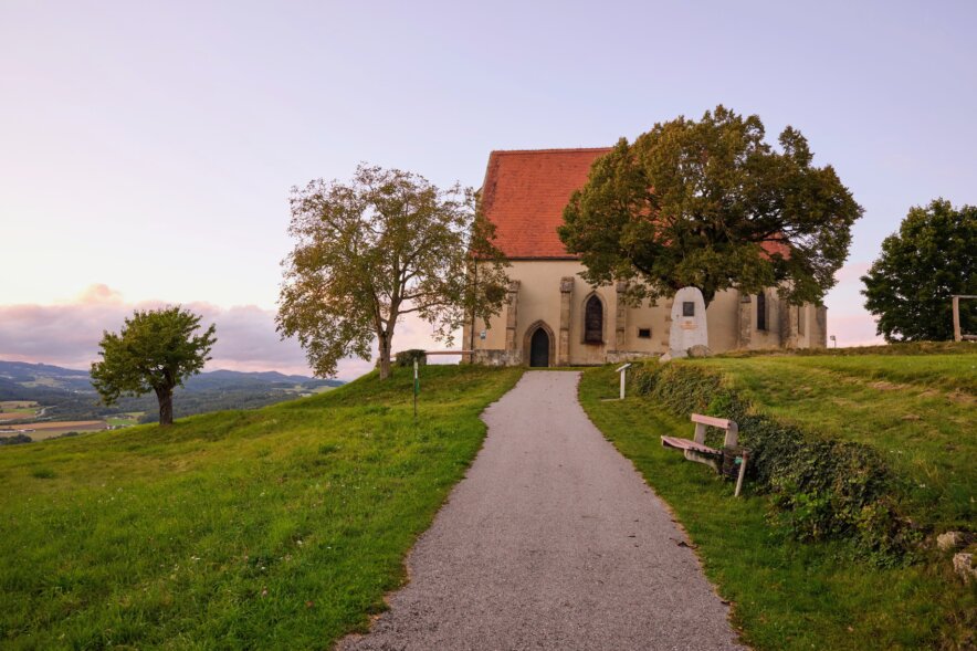 Der Traunsee in der blauen Stunde mit Blick zum Traunstein. Von Ebensee aus fotografiert.