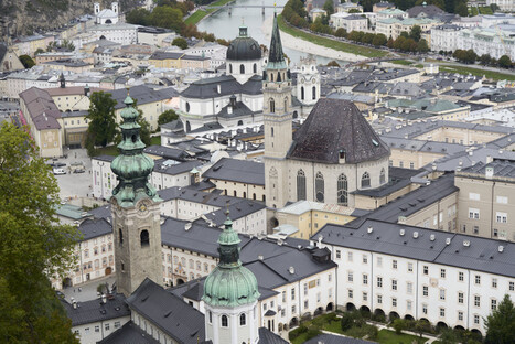 Aussicht auf die barocke Altstadt von Salzburg mit grünen Kupferkuppeln, engen Gassen und der Salzach im Hintergrund, eingerahmt von Bergen – UNESCO-Weltkulturerbe und architektonisches Juwel Österreichs